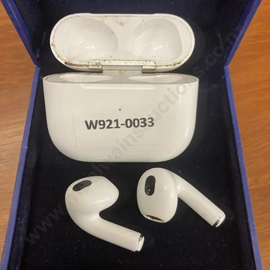 Apple AirPods With Charging Case (Model A2566)